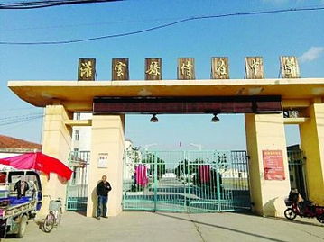 江蘇一學生出校門被門衛鐵鎖砸頭